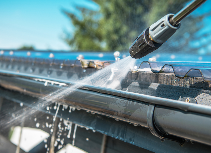 pressure cleaning roof gutter